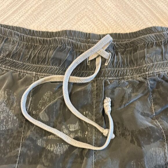 Hard Tail Forever Women’s Gray Camouflage Shorts - Size M - Picture 2 of 7